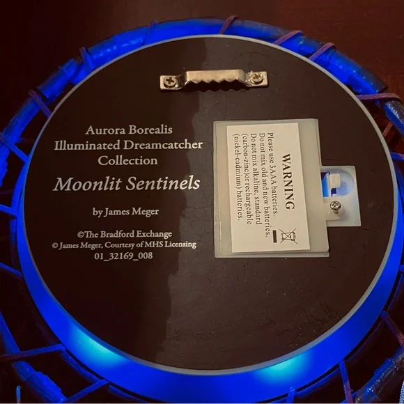 Wolf Dreamcatcher with Blue & Red intermittent lights - Picture 6 of 9